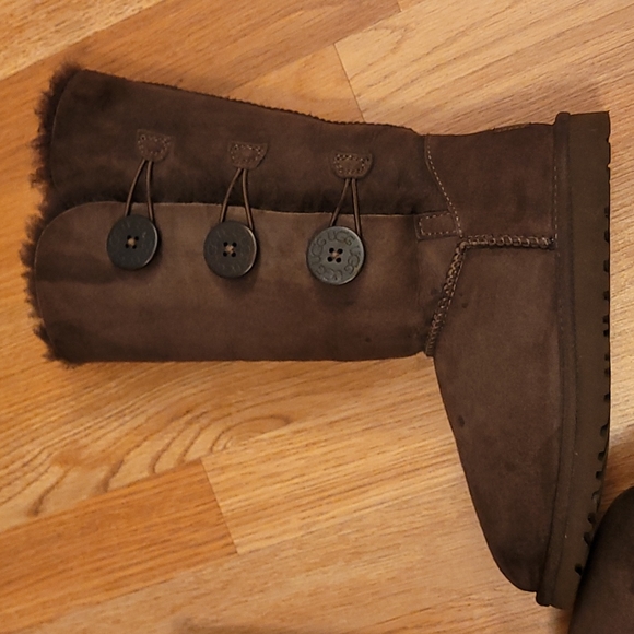 Ugg Bailey Button Triplet II BOOT in dark brown. Size 5 - Picture 3 of 13
